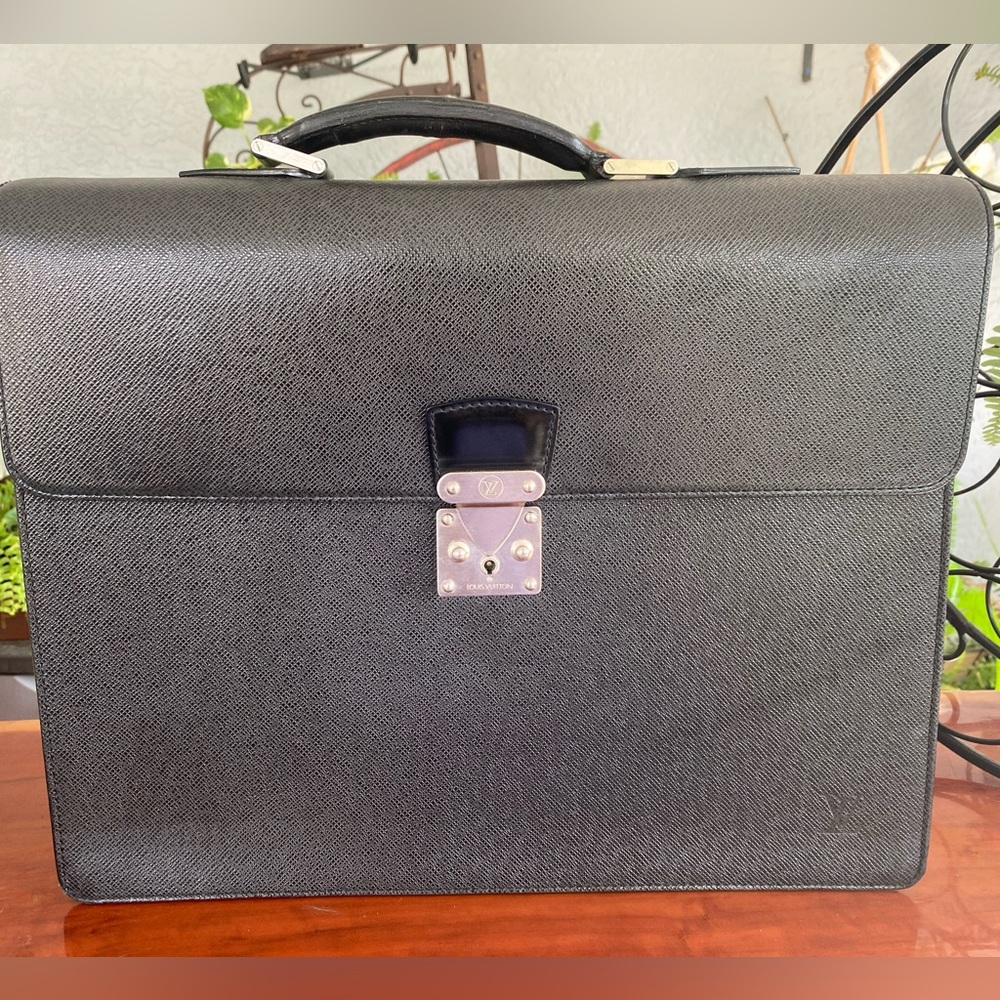 Louis Vuitton Robusto Taiga Leather Unisex Briefcase/Document/Laptop Bag